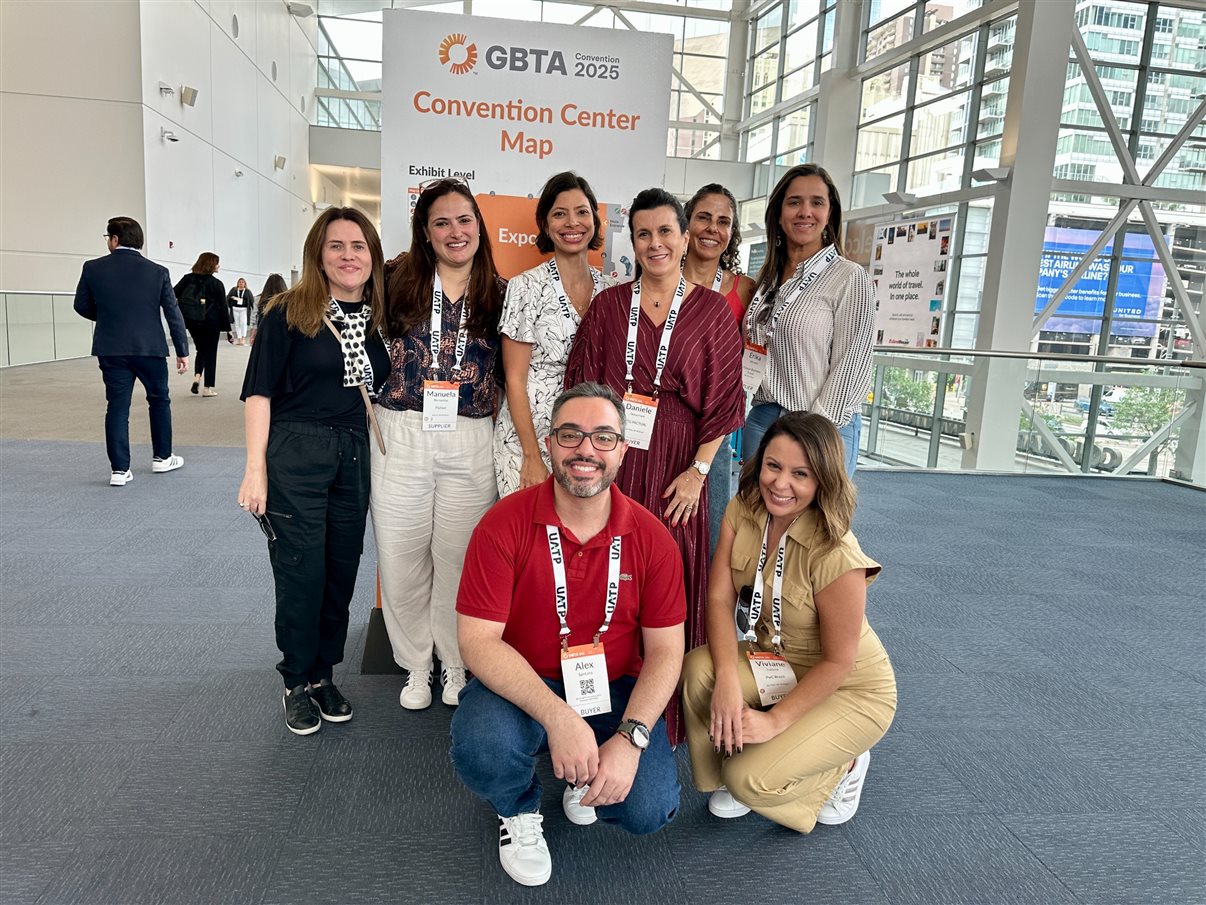 Delegação Flytour Business Travel com clientes: Andrea Avelleda (FBT), Manuela Bernardes (FBT), Aline Rodrigues (TV Globo), Daniele Sebastiani (BTG Pactual), Renata Ribeiro (UNDP), Erika Alkimim (FBT), Alex Santana (Lenovo) e Viviane Lucena (PWC Brasil)