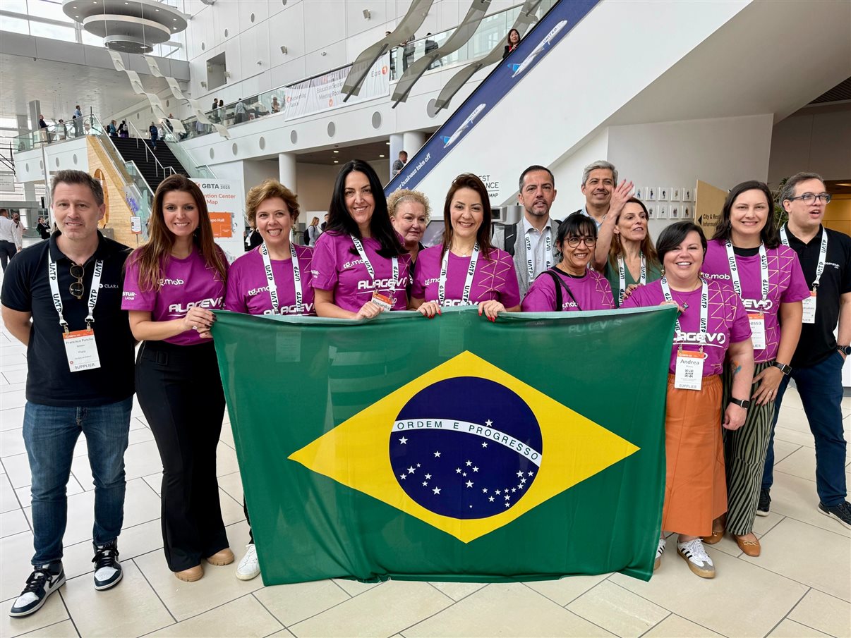 Delegação Flytour Business Travel com clientes: Andrea Avelleda (FBT), Manuela Bernardes (FBT), Aline Rodrigues (TV Globo), Daniele Sebastiani (BTG Pactual), Renata Ribeiro (UNDP), Erika Alkimim (FBT), Alex Santana (Lenovo) e Viviane Lucena (PWC Brasil)