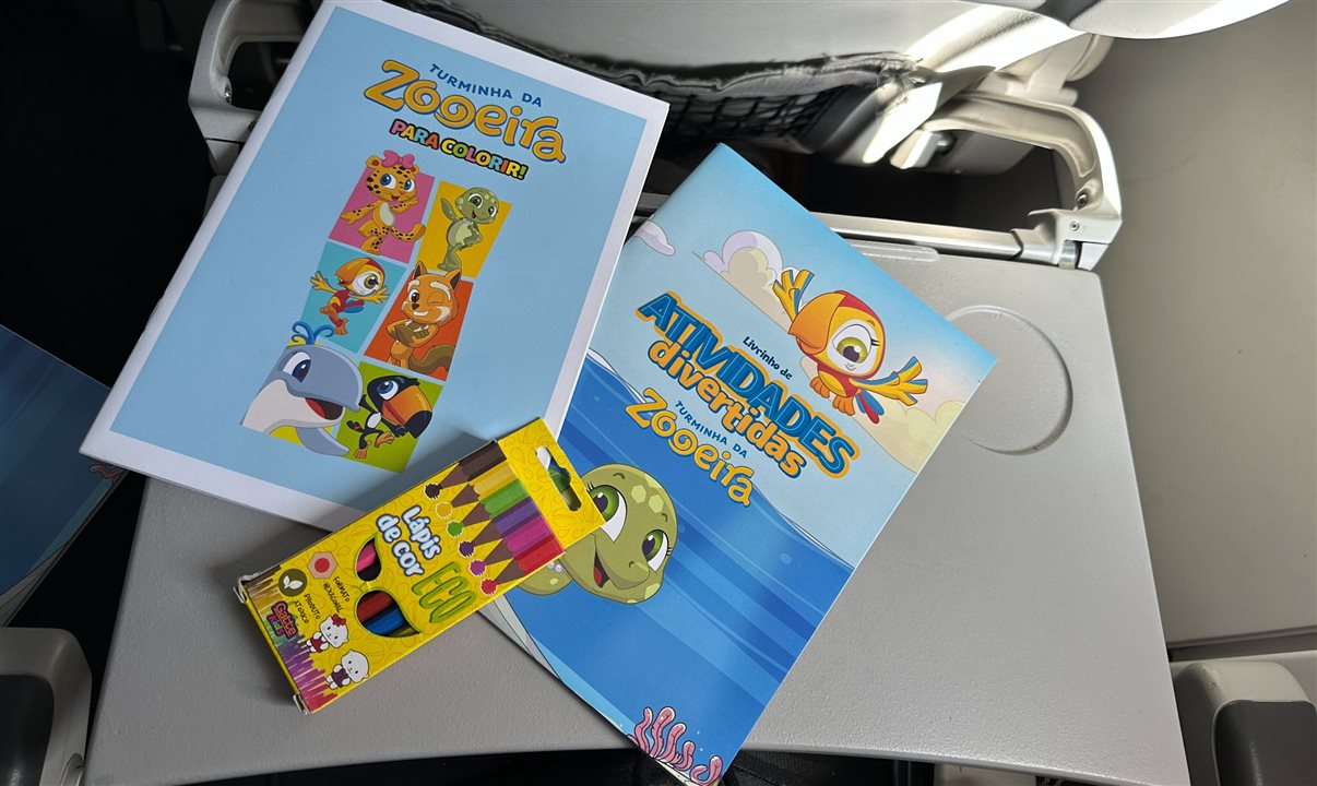 Kit de livros da Turminha da Zooeira distribuídos em voos domésticos da Latam