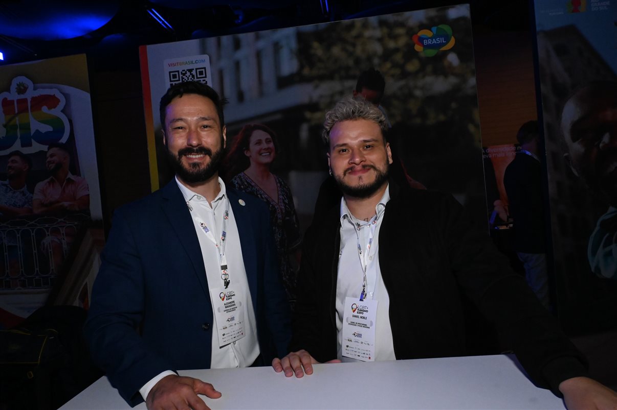 Alexandre Nakagawa e Daniel Noble, no estande da Embratur