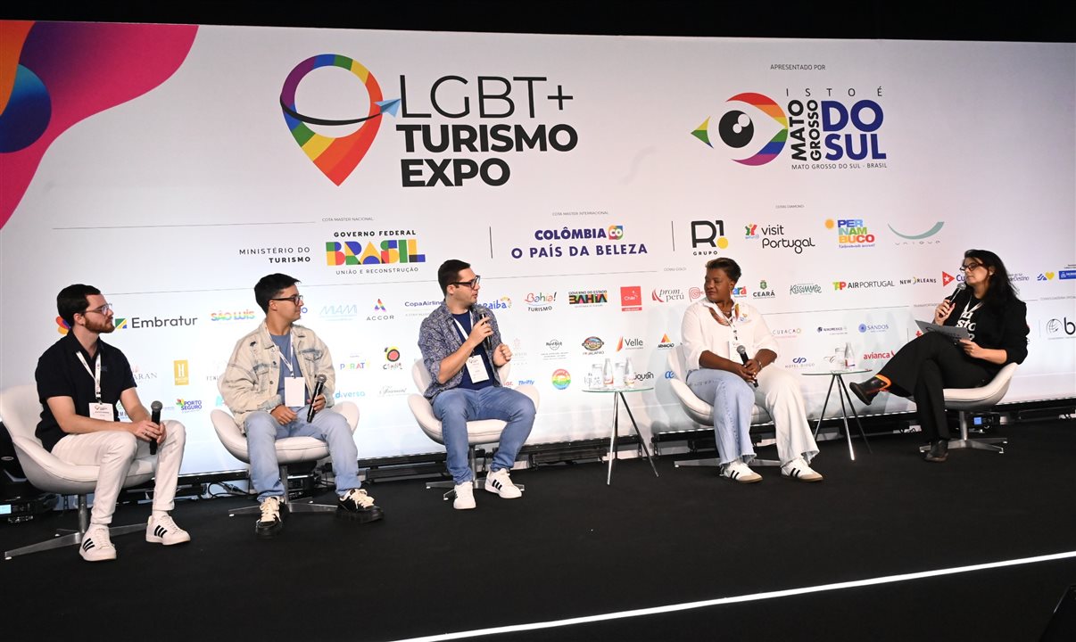 Gustavo Barbosa, do Hopi Hari, Lucas Monteiro e Carlos Ruiz, influenciadores, Márcia Santos, da MS Viagens, e Mariana Velasco, do Ministério do Turismo, que mediou o debate