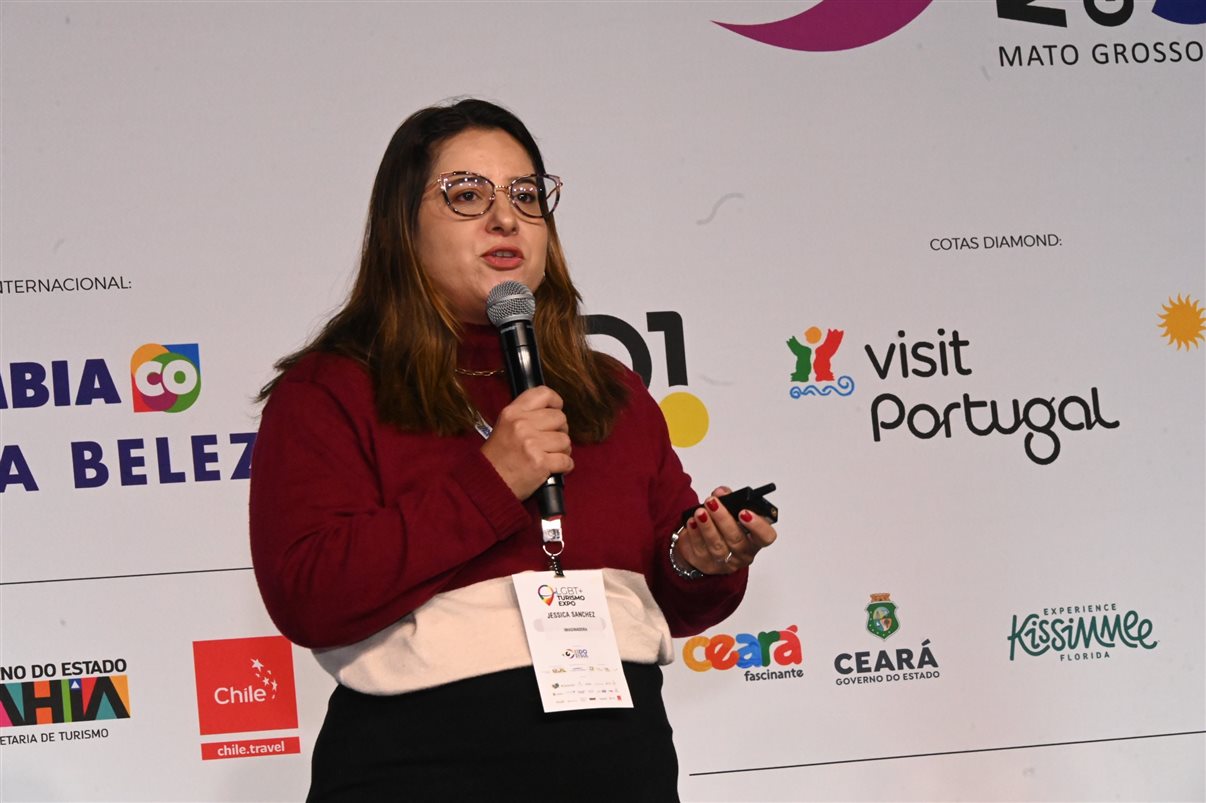 Danielly Aguiar, da Empetur, e Alex Bernardes, da LGBT+ Turismo Expo