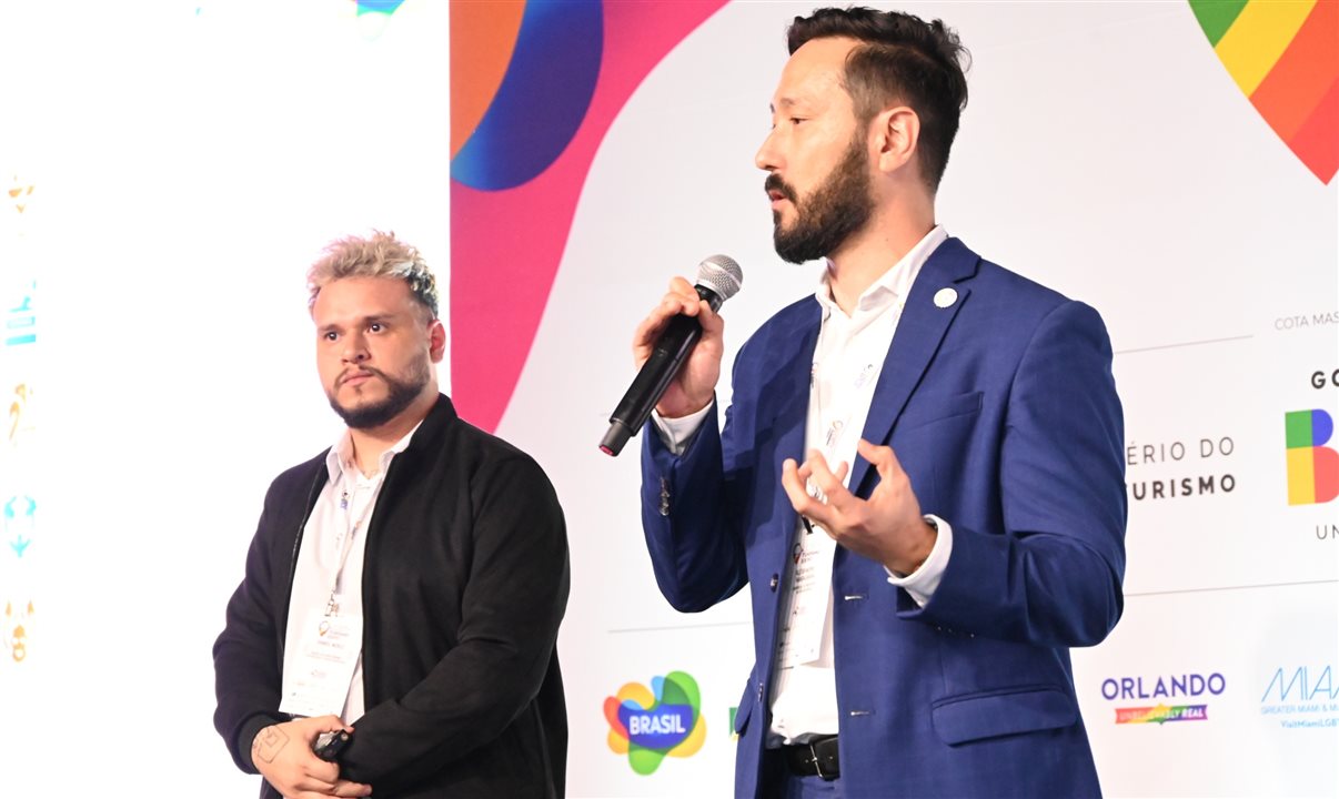 Daniel Noble e Alexandre Nakagawa, da Embratur, no palco da LGBT+ Turismo Expo