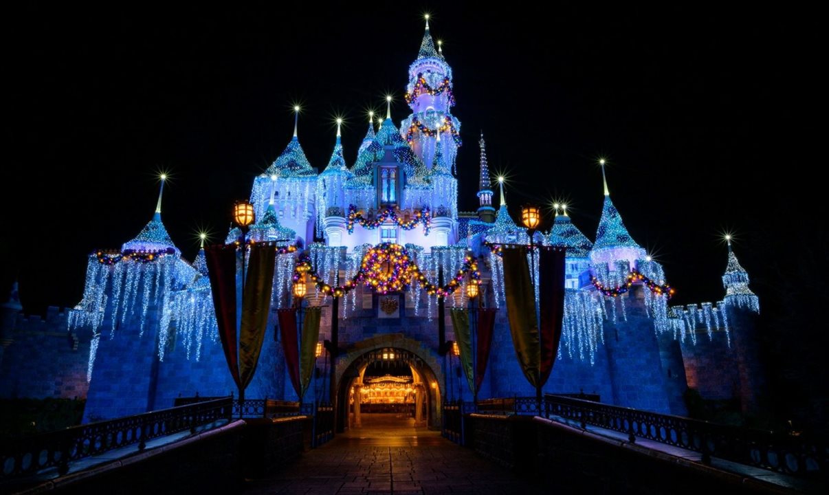 Castelo de Inverno da Bela Adormecida se transforma com 80 mil luzes brilhantes