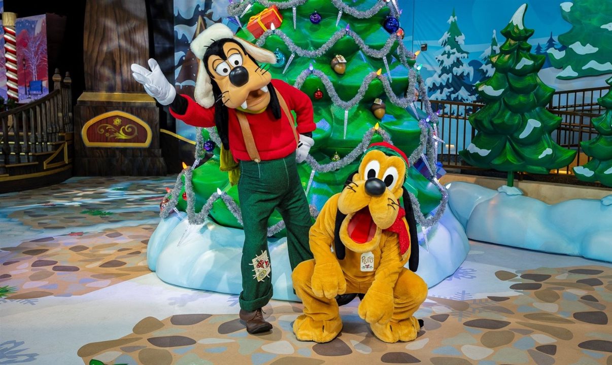 Visitantes podem tirar fotos com personagens da Disney em clima natalino