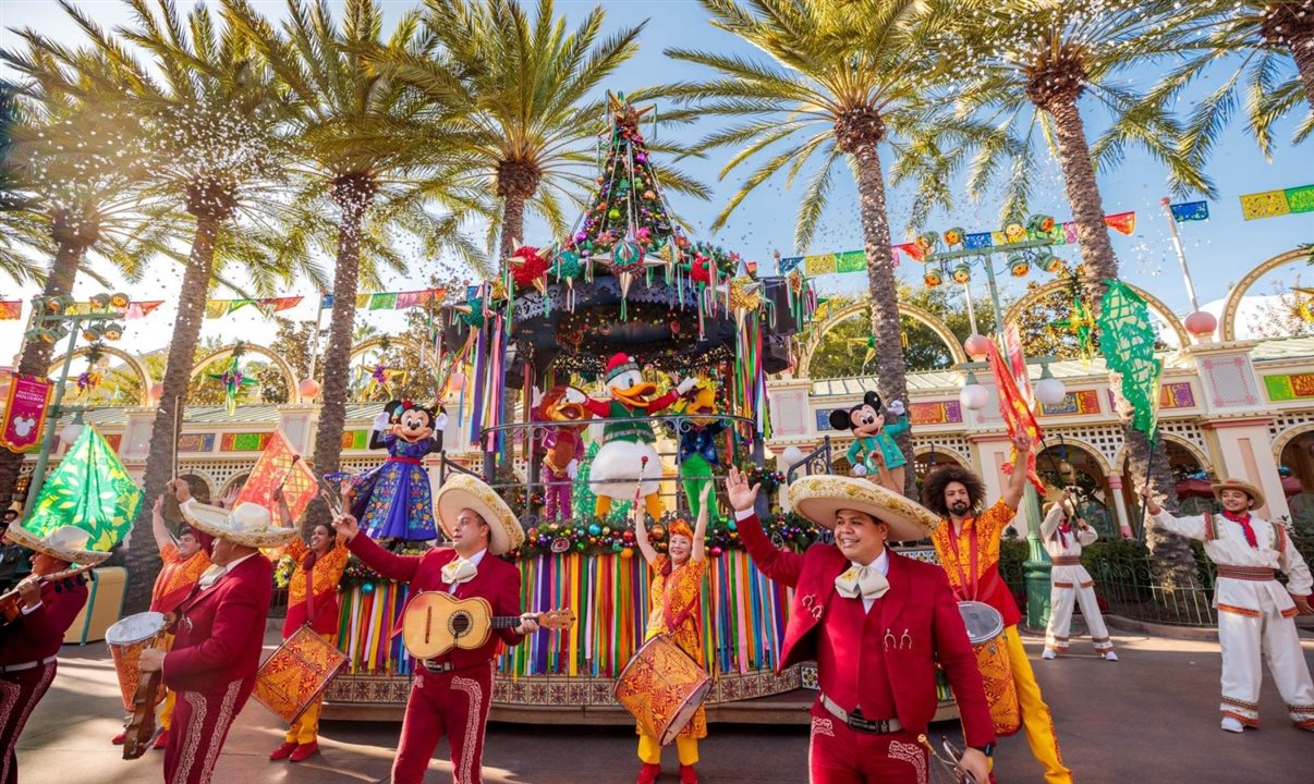 Em dias selecionados, a “Disney ¡Viva Navidad! Street Party” anima a área com dançarinos folclóricos, mariachis, performers de samba e muito mais