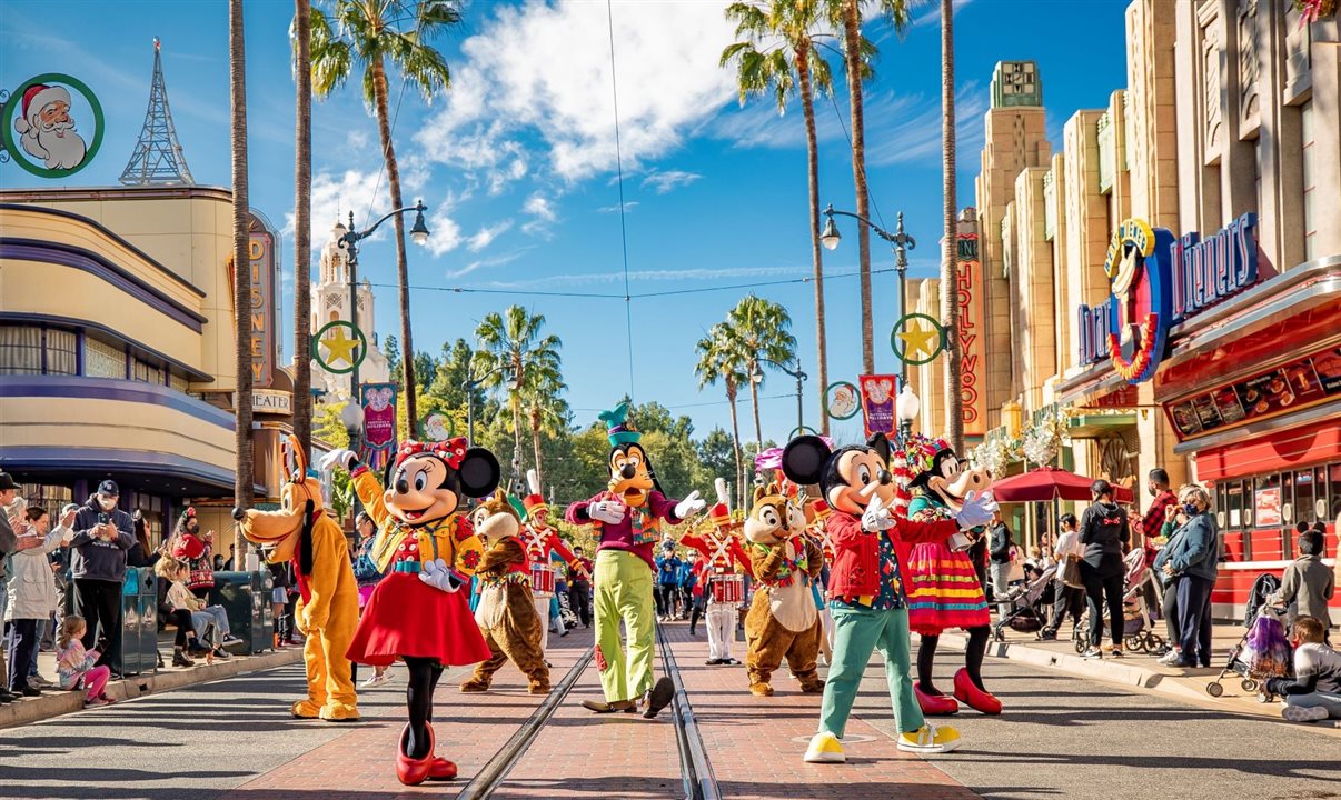Ruas do Disney California Adventure Park ganham vida com uma mistura de música, dança e apresentações culturais