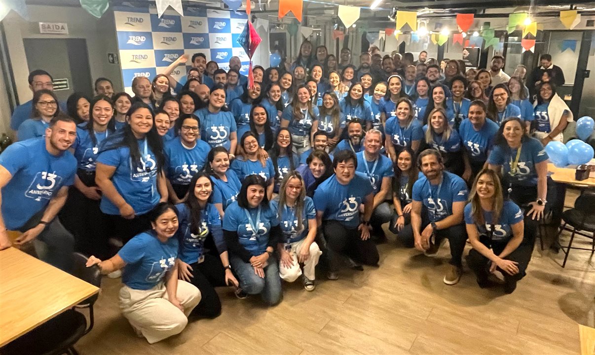 Colaboradores vestindo azul para comemorar os 33 anos da Trend Operadora