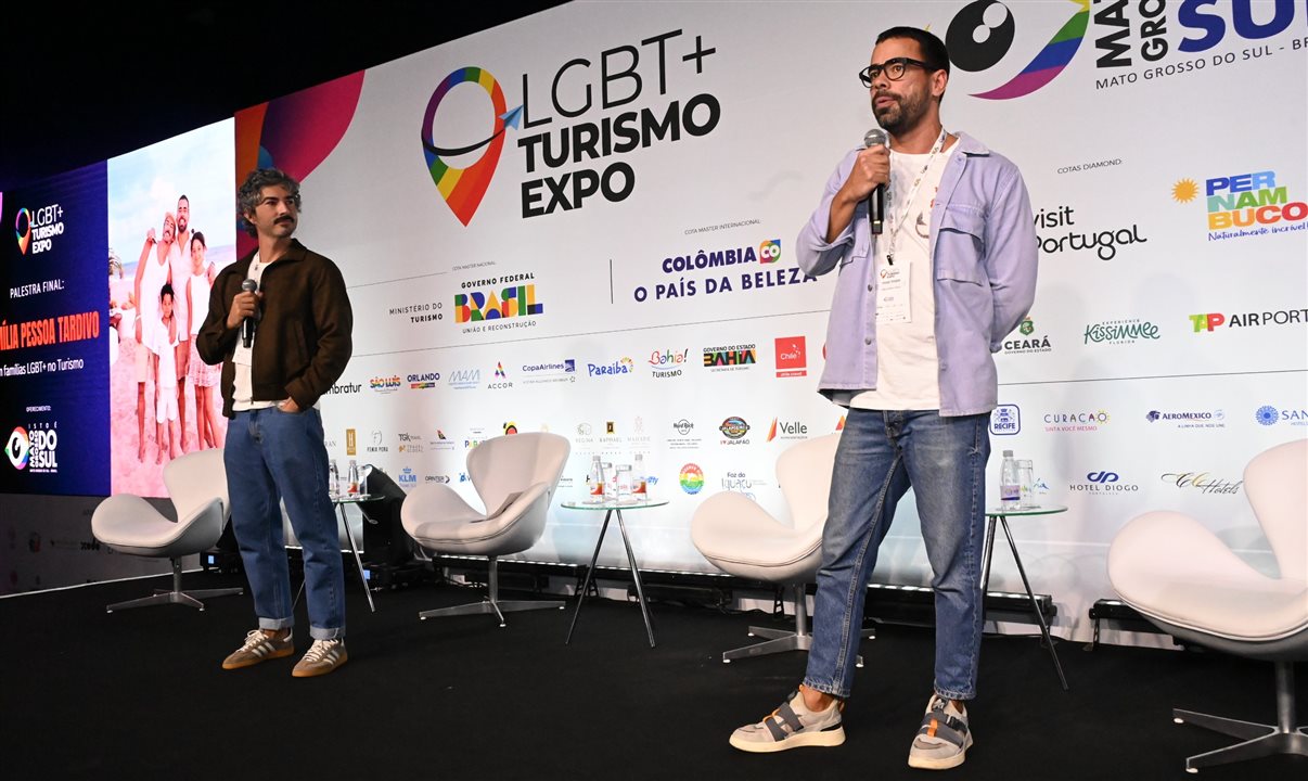Tiago Pessoa e Paulo Tardivo no palco da LGBT+ Turismo Expo