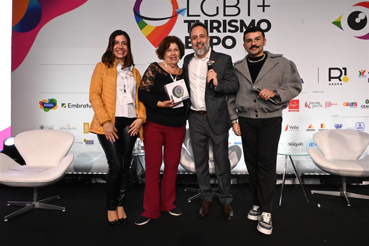 Dinah Policarpo, do Experience Kissimmee, Leonardo Fortes, da United Parks & Resorts, com Juliana Palomari e Flavia Perin, da Imaginadora