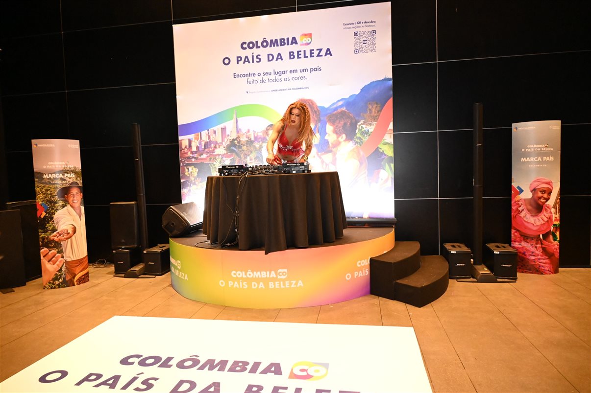 Rute Garcia, da Agora Vai Viagens Incríveis, entre Diego Ribeiro e Bruno Cadete, da Empetur
