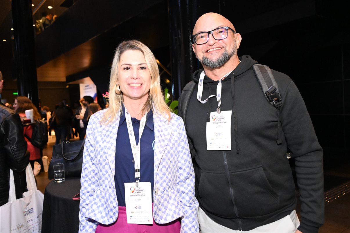 Rute Garcia, da Agora Vai Viagens Incríveis, entre Diego Ribeiro e Bruno Cadete, da Empetur
