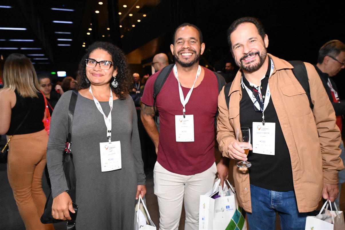 Rute Garcia, da Agora Vai Viagens Incríveis, entre Diego Ribeiro e Bruno Cadete, da Empetur