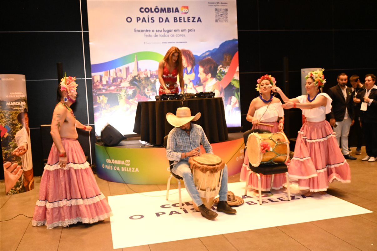 Rute Garcia, da Agora Vai Viagens Incríveis, entre Diego Ribeiro e Bruno Cadete, da Empetur