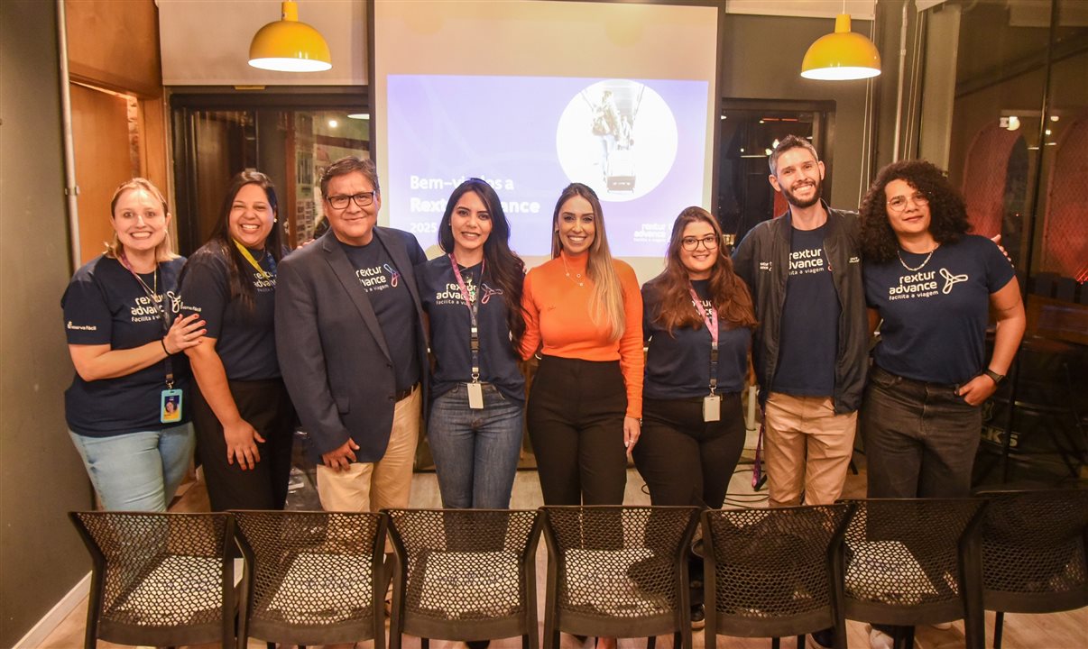 Letícia Paganini, da Gol, entre Marina Mantuan, Joice Rodrigues, Oscar Tejada, Mariana Silva, Maria Clara Ortega, Lucas Assis e Ellen Nascimento, da RexturAdvance