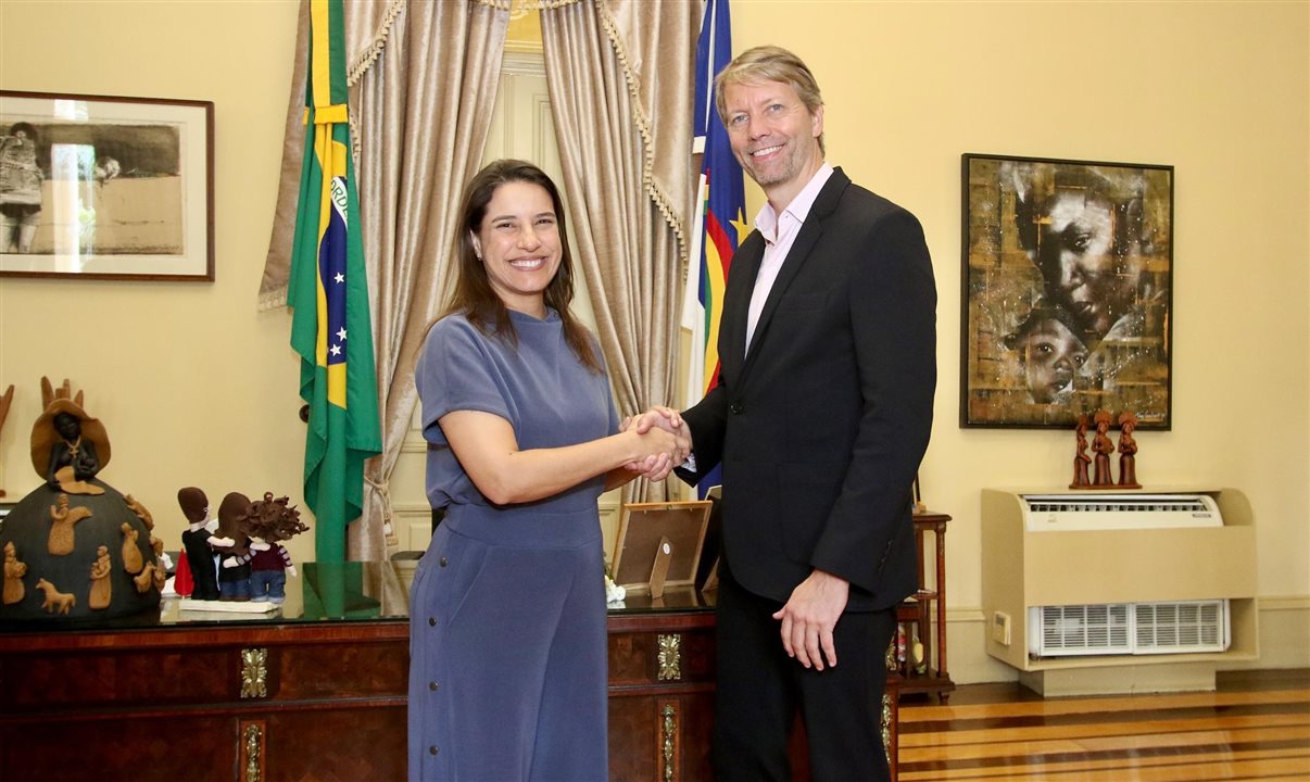 Raquel Lyra, governadora de Pernambuco, e Jerome Cadier, CEO da Latam Brasil