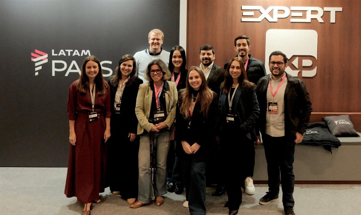 Aline Mafra, diretora de Vendas e Marketing da Latam Brasil, Martin Holdschmidt, diretor geral do Latam Pass e equipe Latam presente no Expert XP 2025