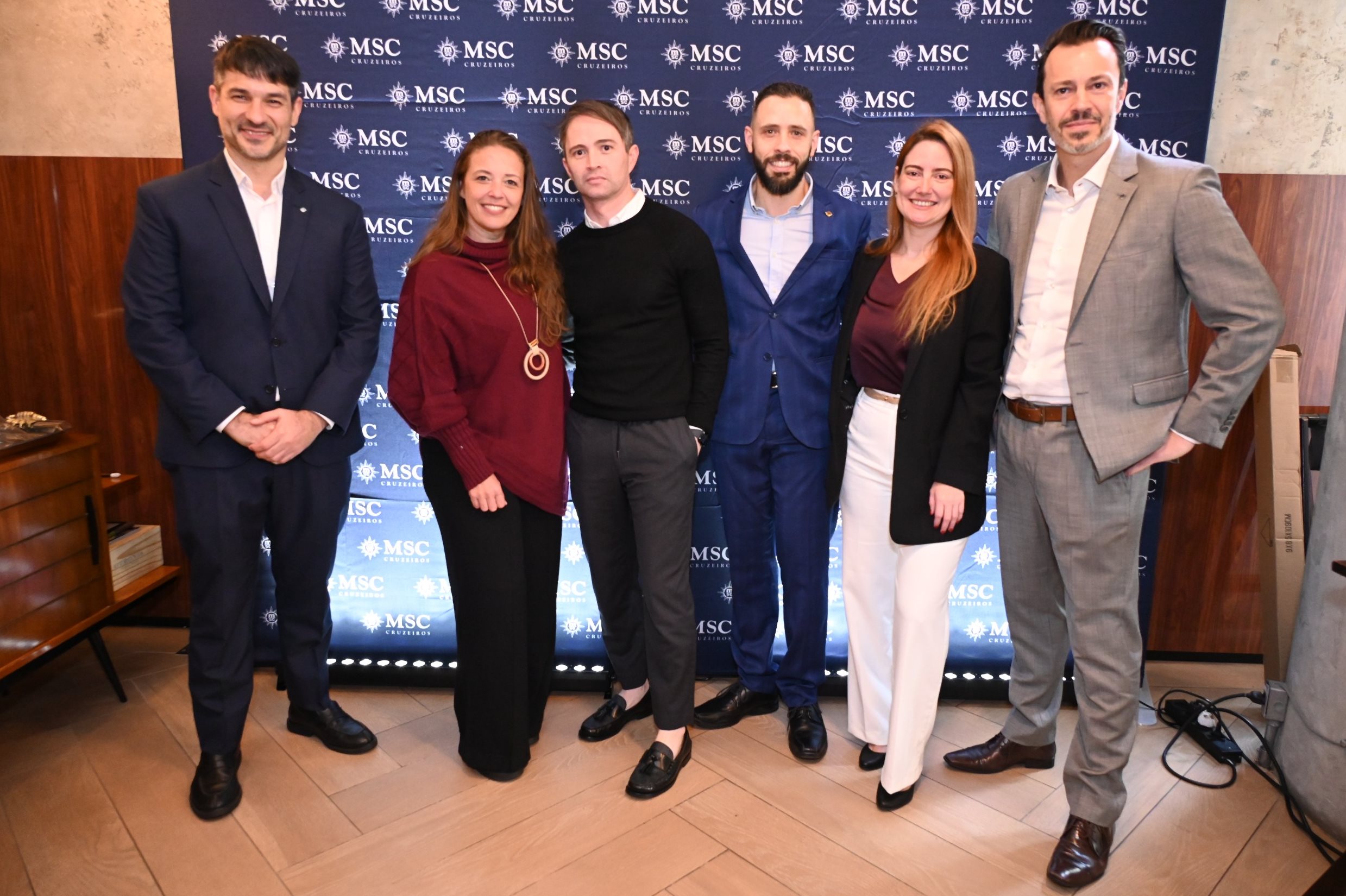 Anna Homem e Rogério Araujo, da Qatar Airways, com Ignacio Palacios, Danilo Coelho, Fernanda Zebral e Eduardo Simões, da MSC Cruzeiros