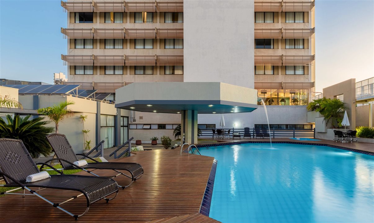 Além de restaurante, área de lazer com academia e ala de eventos, o hotel também tem uma piscina para o momento de relaxamento