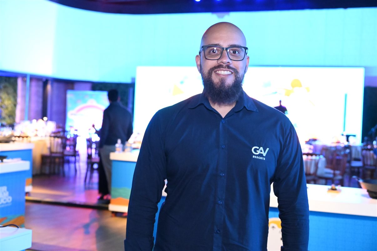 Kaio Maniçoba, secretário de Turismo de Pernambuco, Jason Ward, da Azul, e Eduardo Loyo e Diogo Beltrão, da Empetur