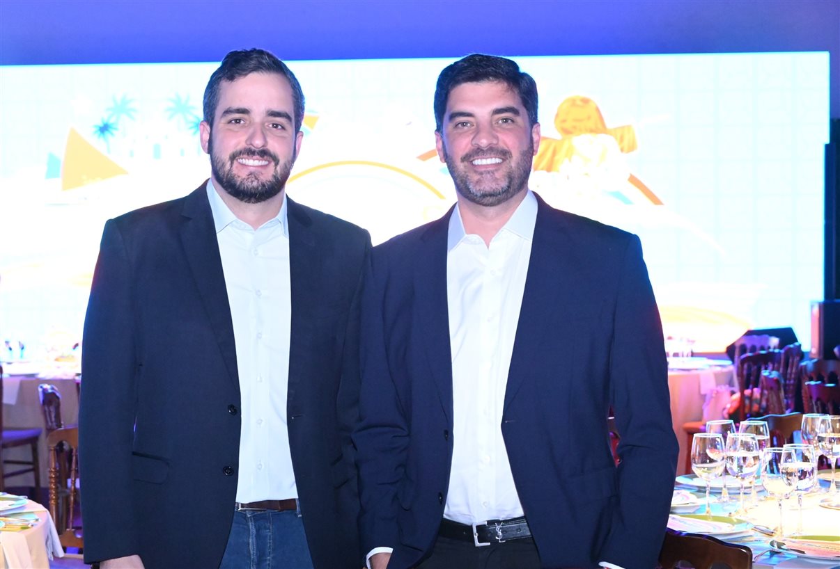 Kaio Maniçoba, secretário de Turismo de Pernambuco, Jason Ward, da Azul, e Eduardo Loyo e Diogo Beltrão, da Empetur