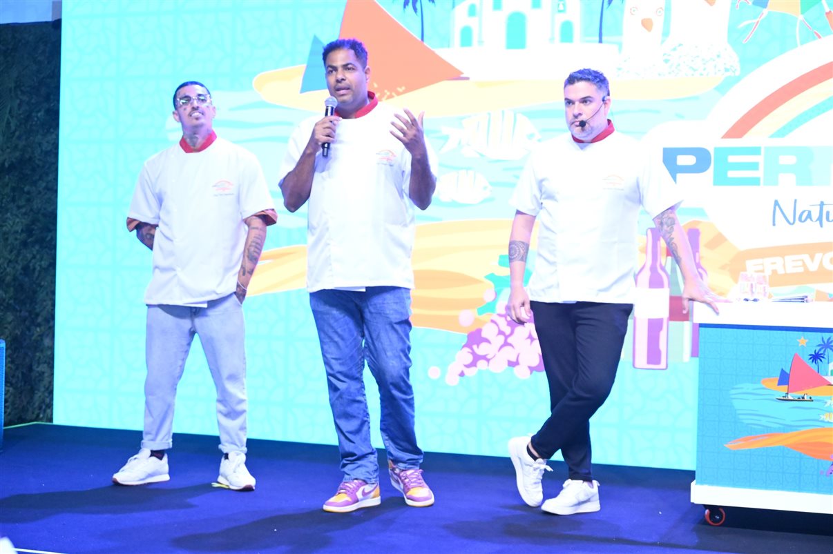 Kaio Maniçoba, secretário de Turismo de Pernambuco, Jason Ward, da Azul, e Eduardo Loyo e Diogo Beltrão, da Empetur