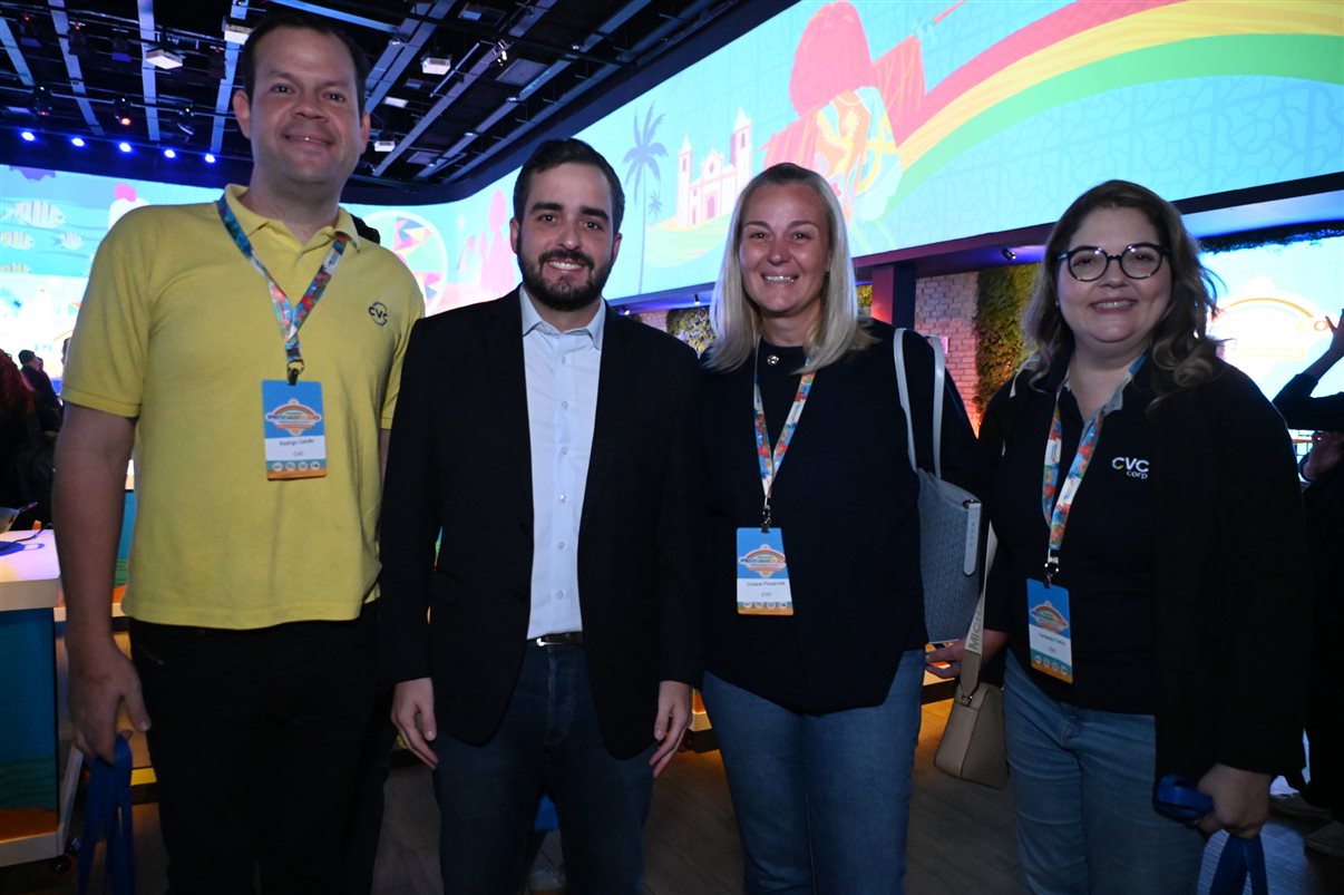 Kaio Maniçoba, secretário de Turismo de Pernambuco, Jason Ward, da Azul, e Eduardo Loyo e Diogo Beltrão, da Empetur