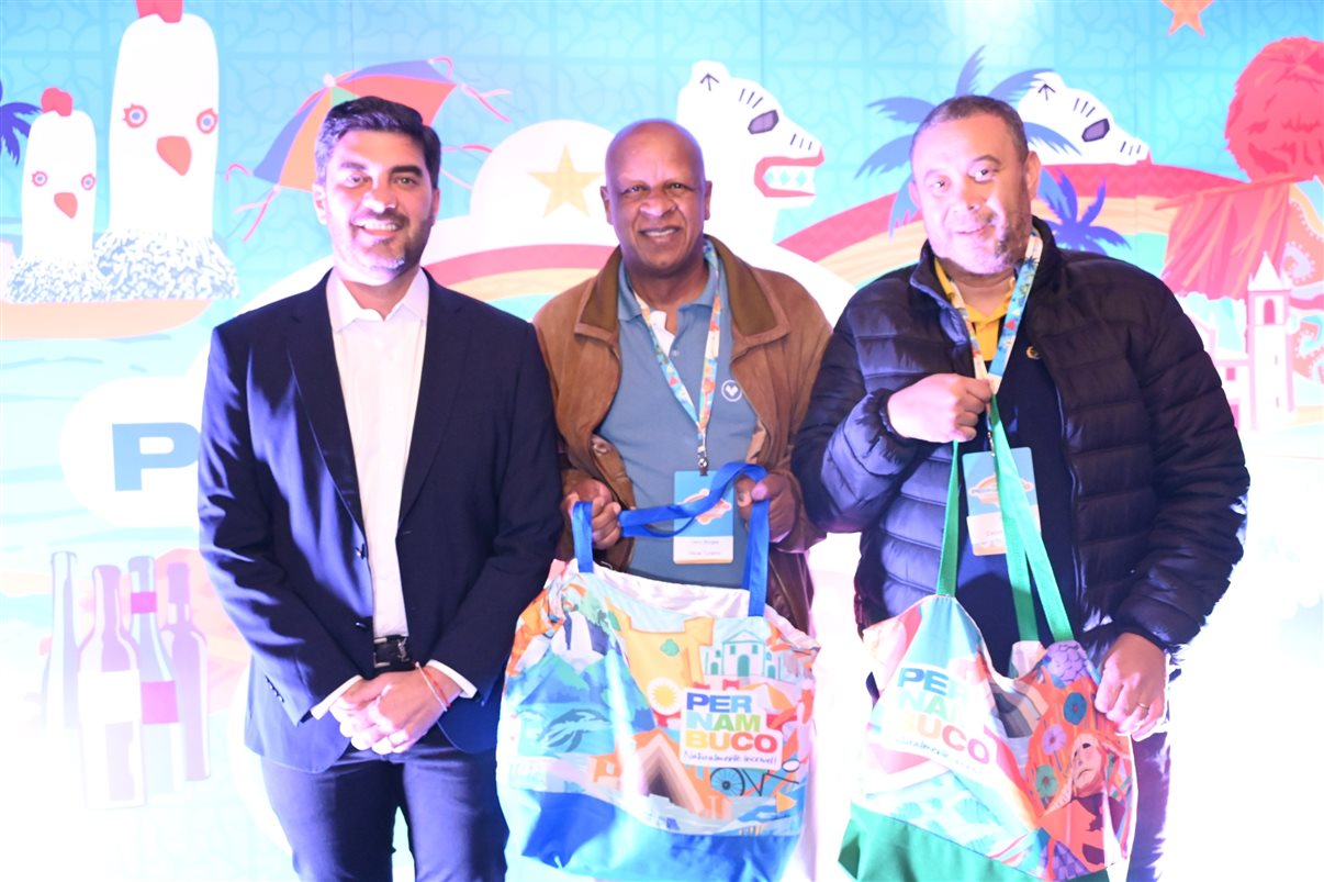 Kaio Maniçoba, secretário de Turismo de Pernambuco, Jason Ward, da Azul, e Eduardo Loyo e Diogo Beltrão, da Empetur