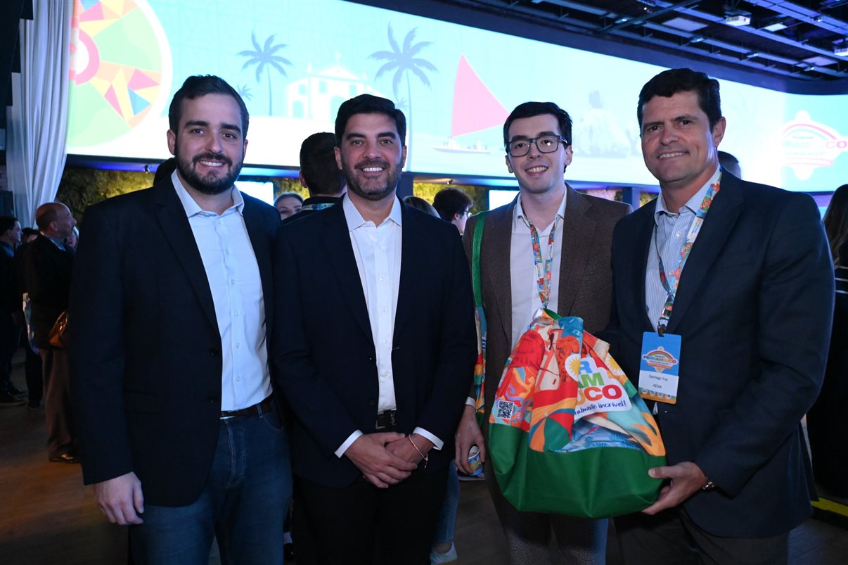Kaio Maniçoba, secretário de Turismo de Pernambuco, Jason Ward, da Azul, e Eduardo Loyo e Diogo Beltrão, da Empetur