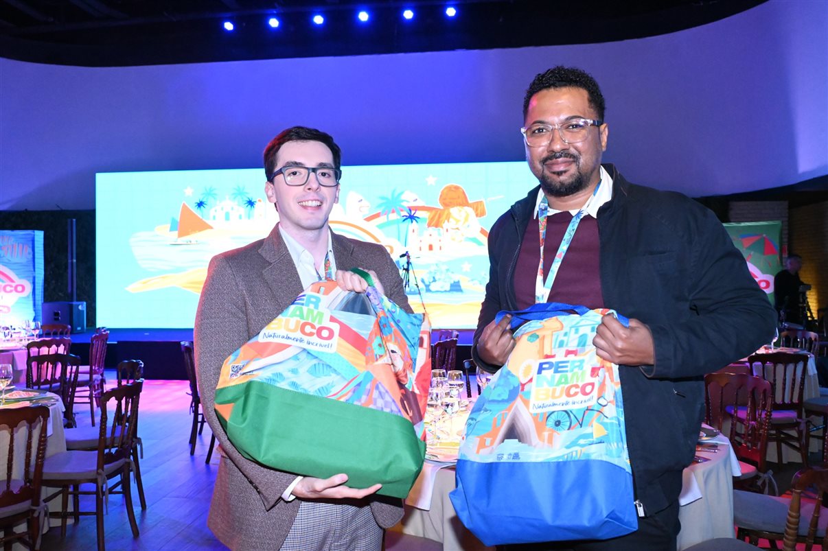 Kaio Maniçoba, secretário de Turismo de Pernambuco, Jason Ward, da Azul, e Eduardo Loyo e Diogo Beltrão, da Empetur
