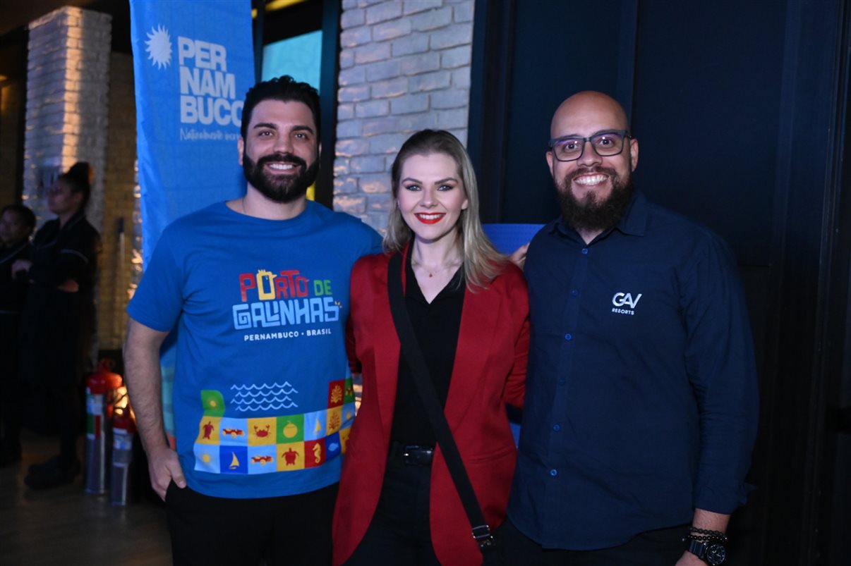 Kaio Maniçoba, secretário de Turismo de Pernambuco, Jason Ward, da Azul, e Eduardo Loyo e Diogo Beltrão, da Empetur