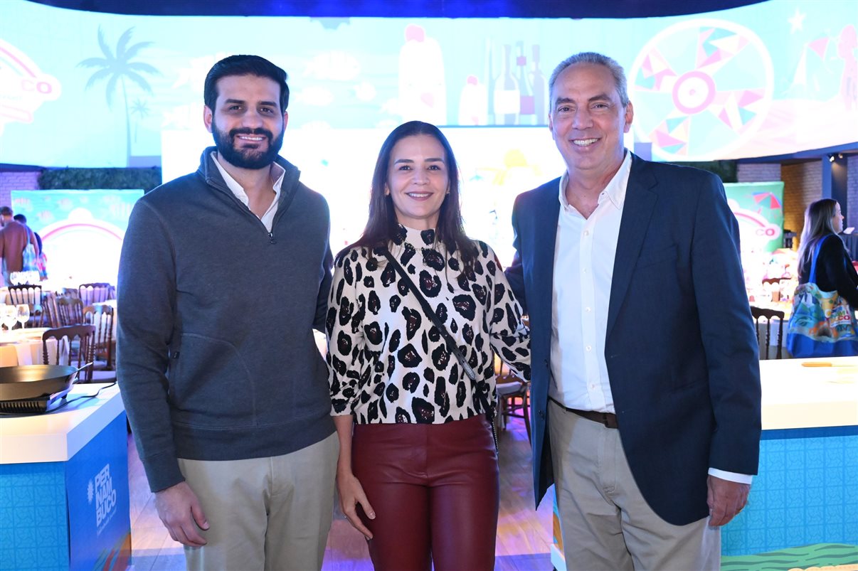 Kaio Maniçoba, secretário de Turismo de Pernambuco, Jason Ward, da Azul, e Eduardo Loyo e Diogo Beltrão, da Empetur