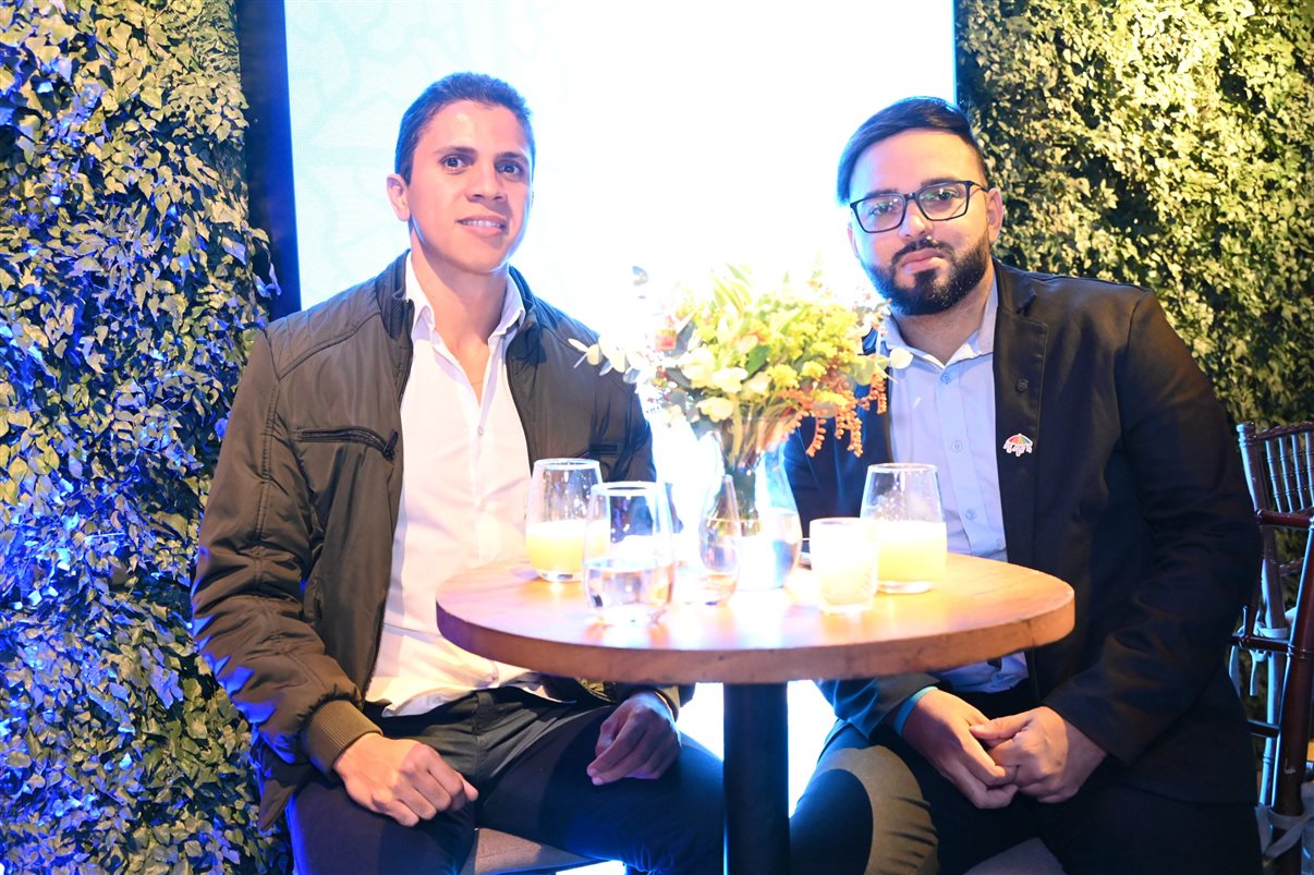 Kaio Maniçoba, secretário de Turismo de Pernambuco, Jason Ward, da Azul, e Eduardo Loyo e Diogo Beltrão, da Empetur