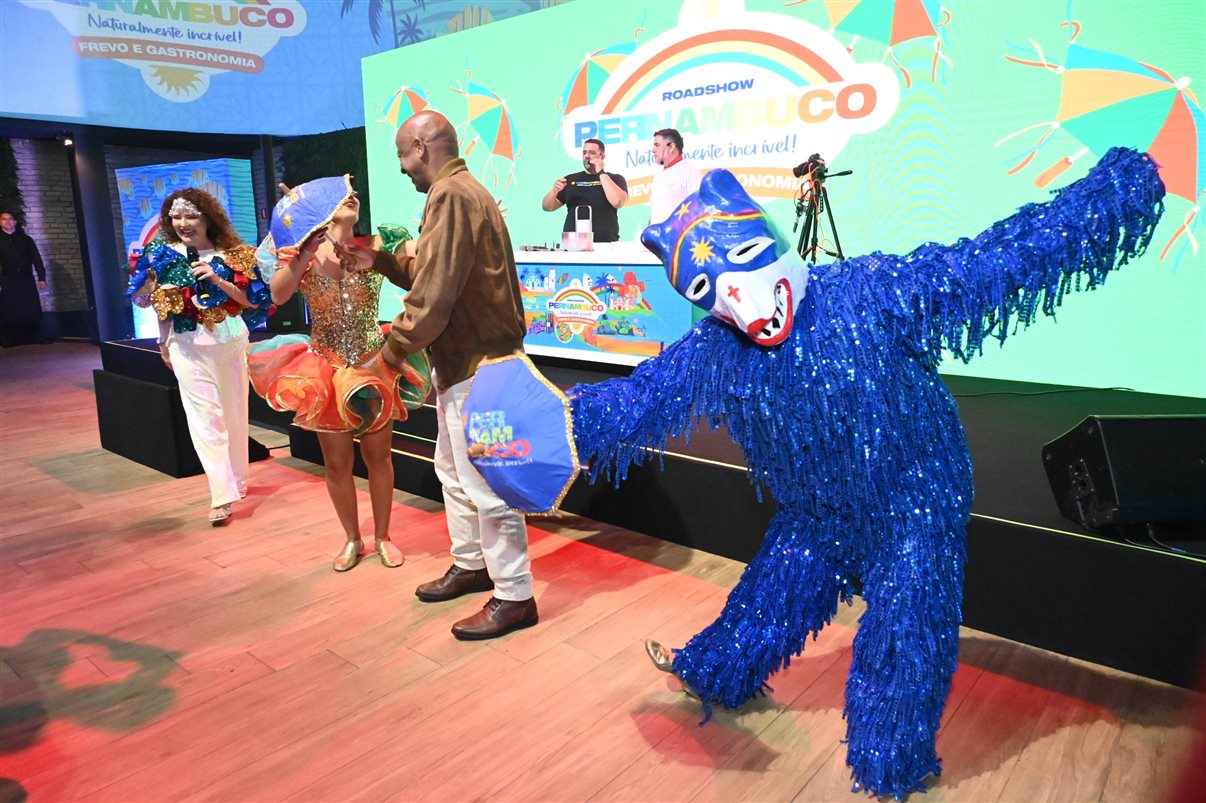 Kaio Maniçoba, secretário de Turismo de Pernambuco, Jason Ward, da Azul, e Eduardo Loyo e Diogo Beltrão, da Empetur