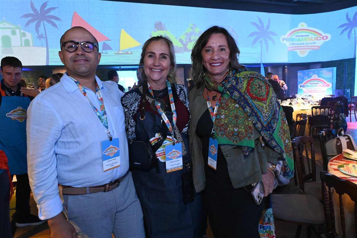Kaio Maniçoba, secretário de Turismo de Pernambuco, Jason Ward, da Azul, e Eduardo Loyo e Diogo Beltrão, da Empetur