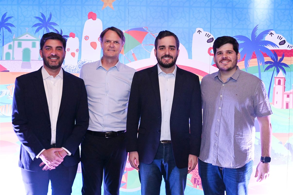 Kaio Maniçoba, secretário de Turismo de Pernambuco, Jason Ward, da Azul, e Eduardo Loyo e Diogo Beltrão, da Empetur