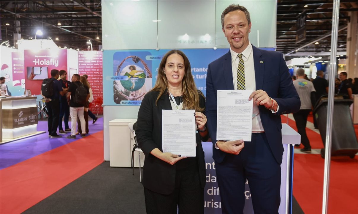 A presidente executiva da Braztoa, Marina Figueiredo, com Bruno Reis, diretor de Marketing Internacional, Negócios e Sustentabilidade da Embratur, durante assinatura da ACT