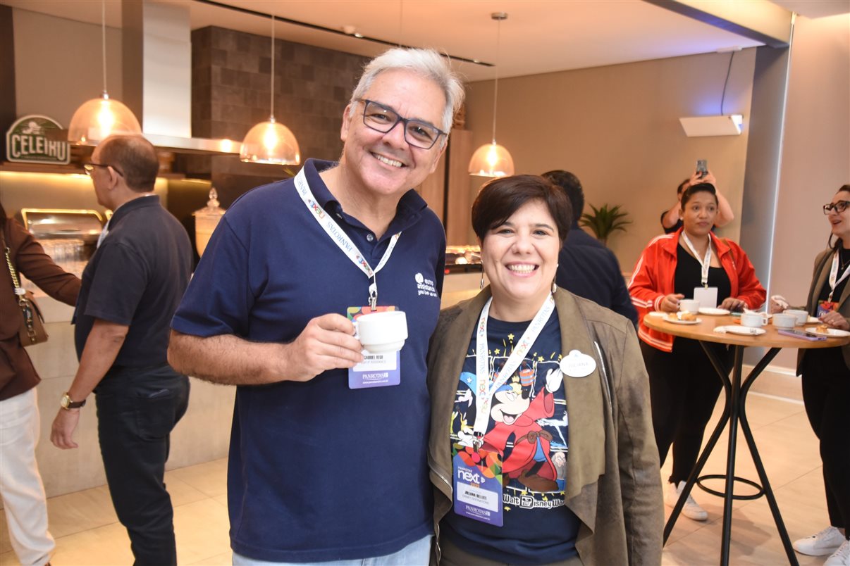 Carla Tardiane, do Sebrae-ES, e Paulo Maia, empresário que atua no ramo do Turismo no Espírito Santo