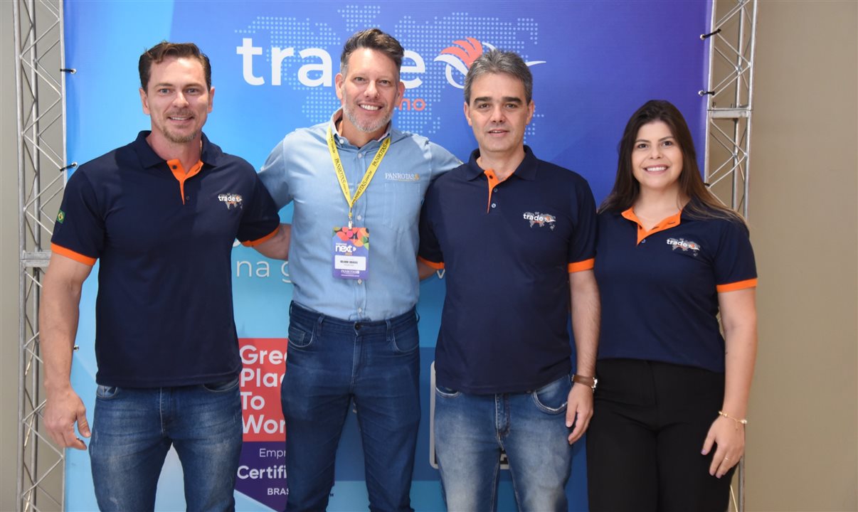 Ricardo Sidaras, da PANROTAS, entre Pedro Barbosa, Francisco Vianna e Paloma Francischini, da Trade Turismo