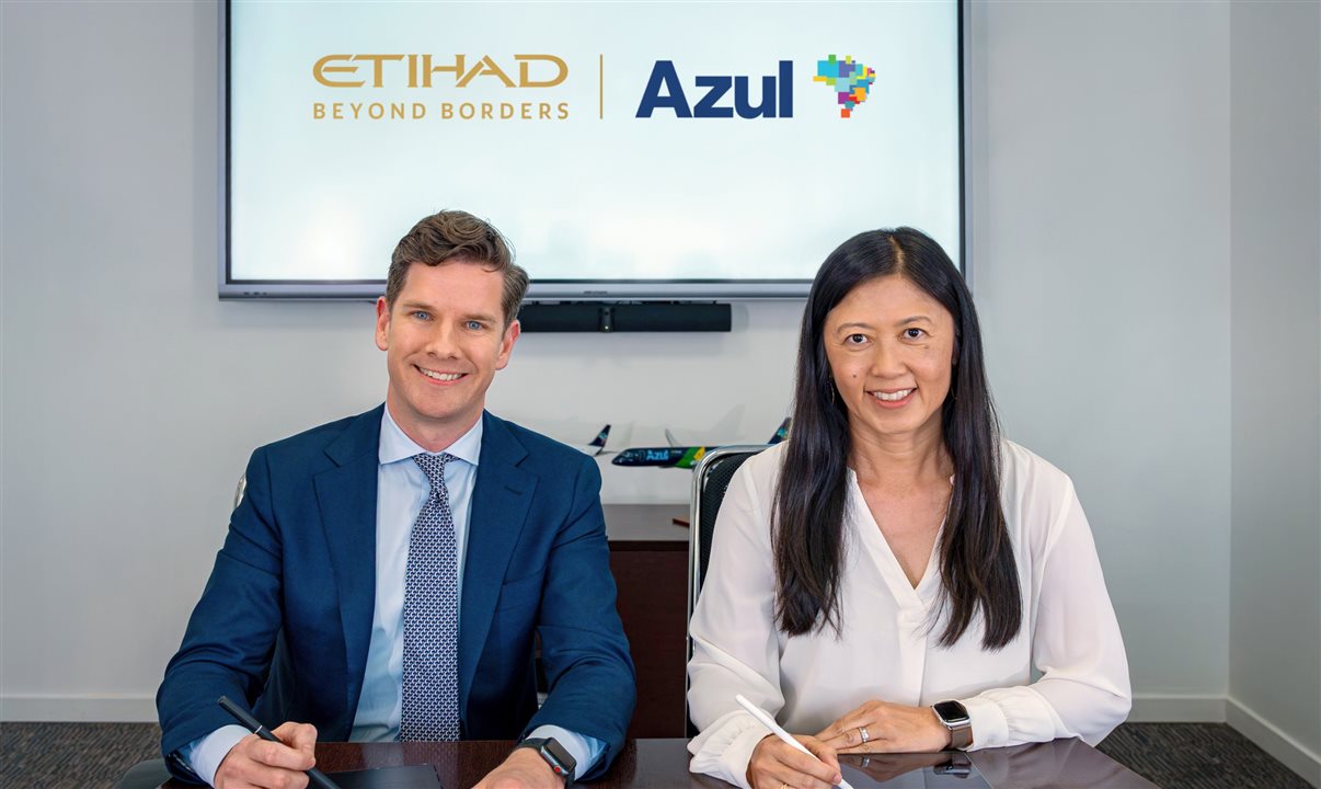 Mark Potter, diretor Geral do Etihad Guest, e Cristina Yoshida, diretora do Azul Fidelidade