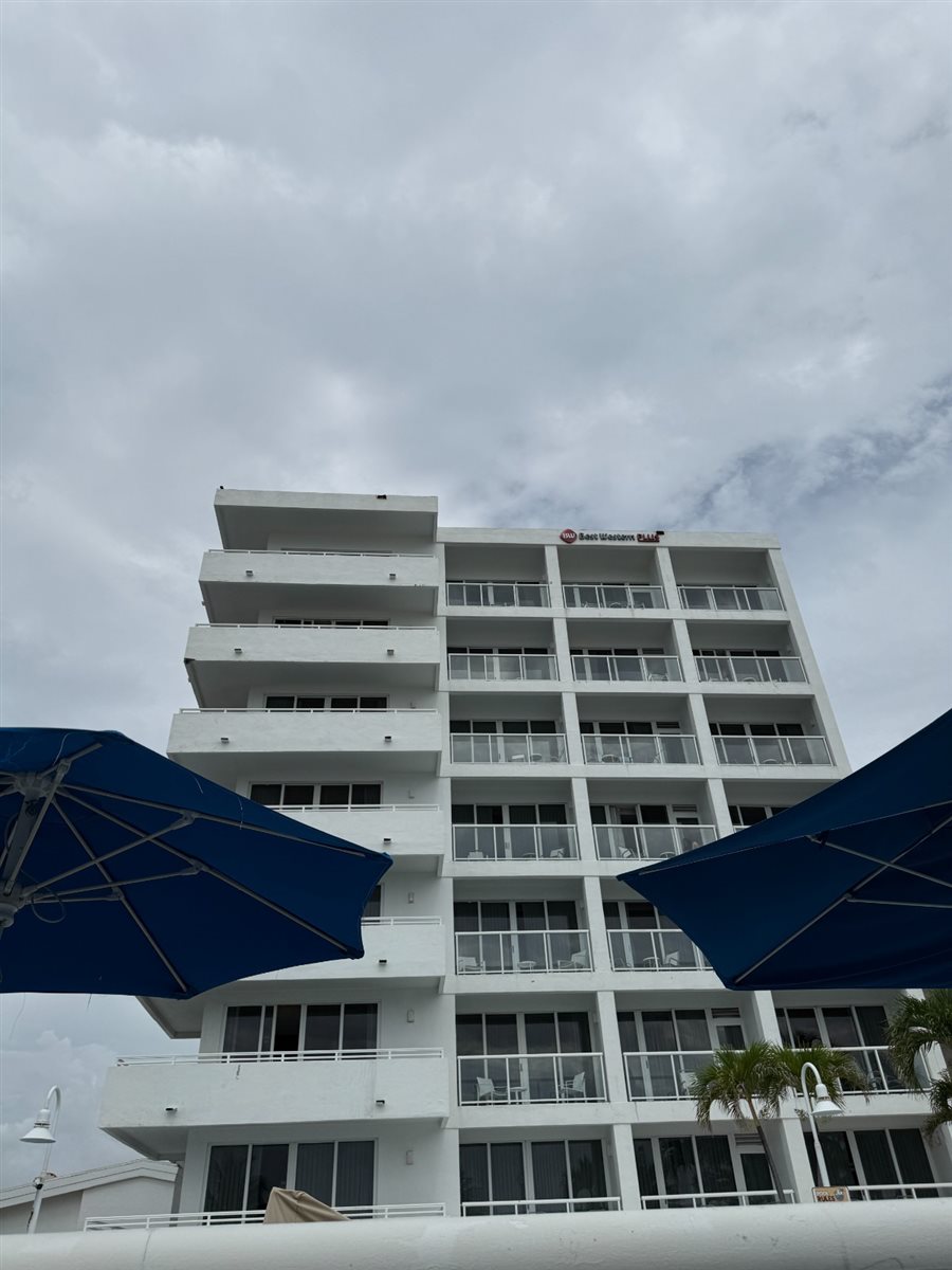 Piscina do Best Western Atlantic Beach Resort