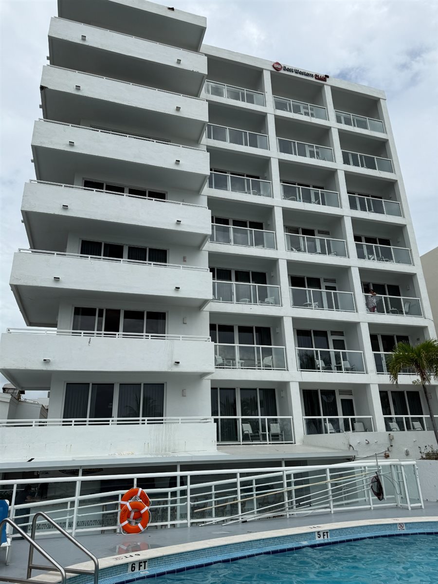 Piscina do Best Western Atlantic Beach Resort