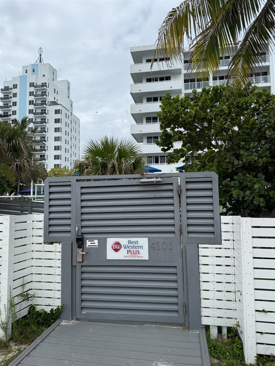 Piscina do Best Western Atlantic Beach Resort