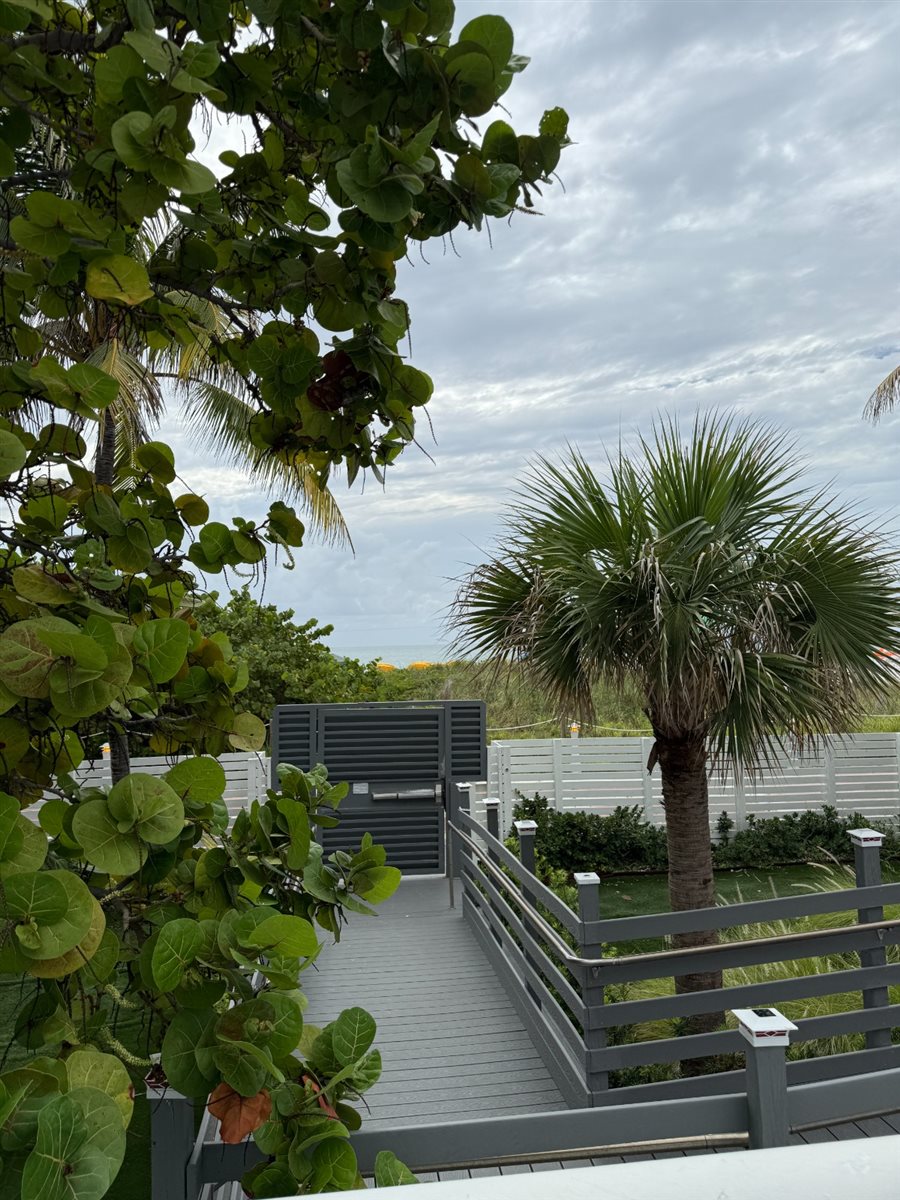 Piscina do Best Western Atlantic Beach Resort