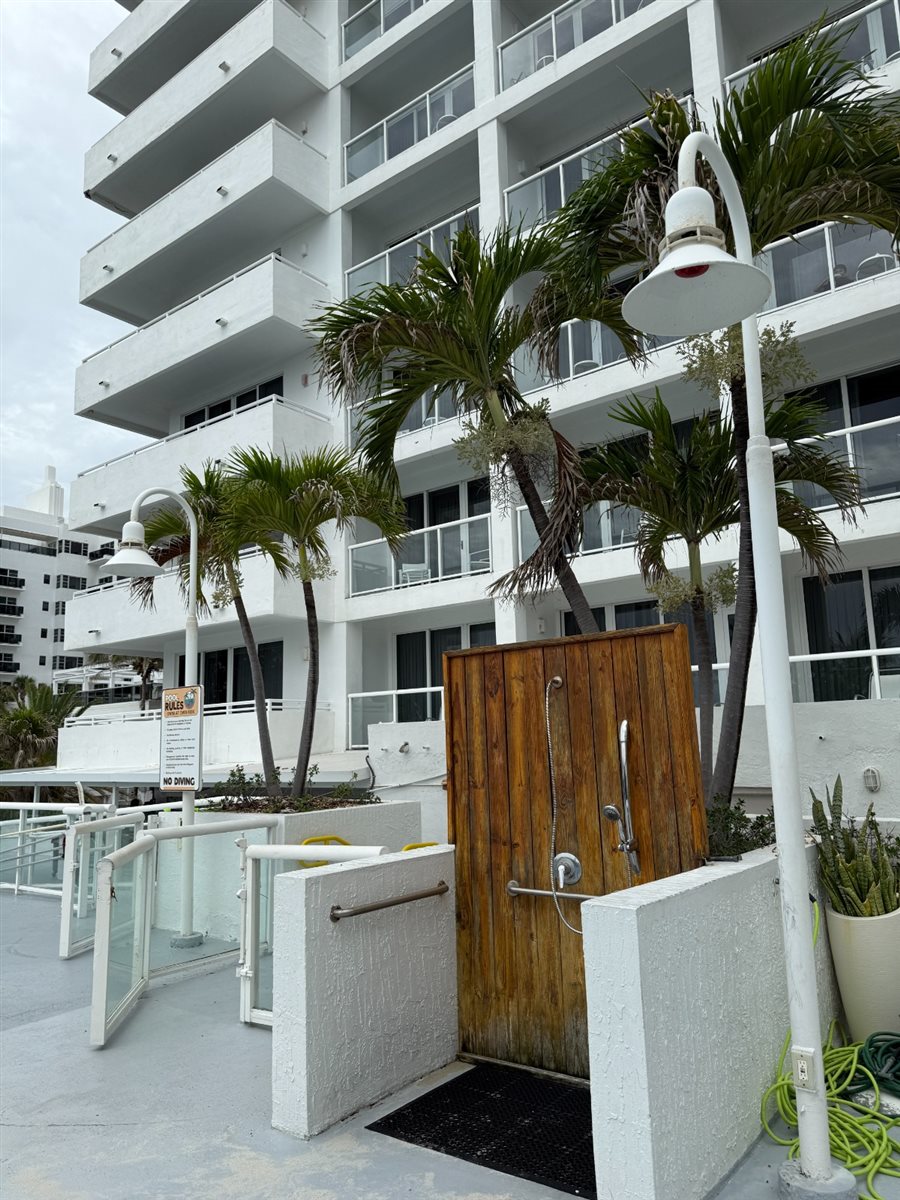 Piscina do Best Western Atlantic Beach Resort