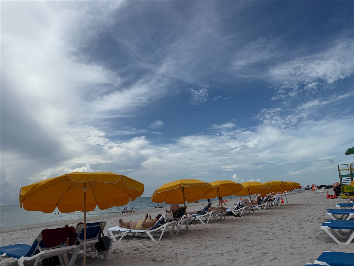 Best Western Atlantic Beach Resort tem estrutura na praia