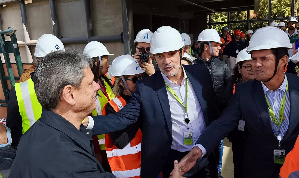 Tarcisio de Freitas, governador de São Paulo, Kleber Meira, CEO do Aeroporto de Congonhas, e Santiago Yus, presidente da Aena Brasil