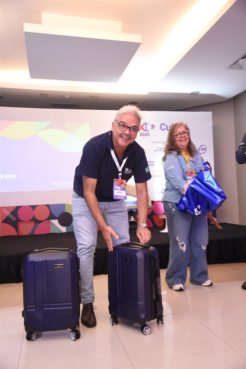 Gabriel Rego, da Europ Assistance, prepara as malas que foram sorteadas pela empresa para agentes participantes do evento