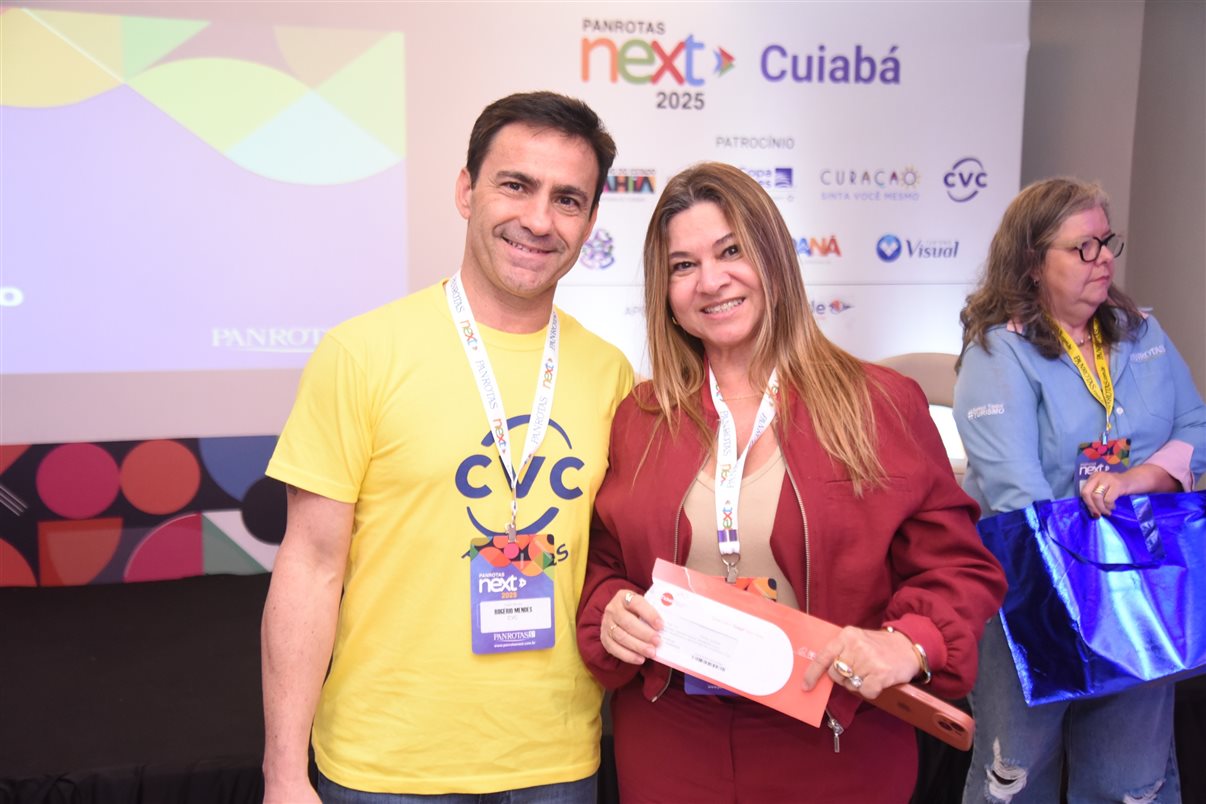 Gabriel Rego, da Europ Assistance, prepara as malas que foram sorteadas pela empresa para agentes participantes do evento