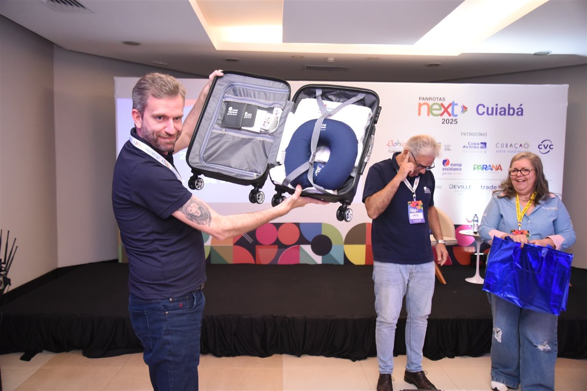 Gabriel Rego, da Europ Assistance, prepara as malas que foram sorteadas pela empresa para agentes participantes do evento